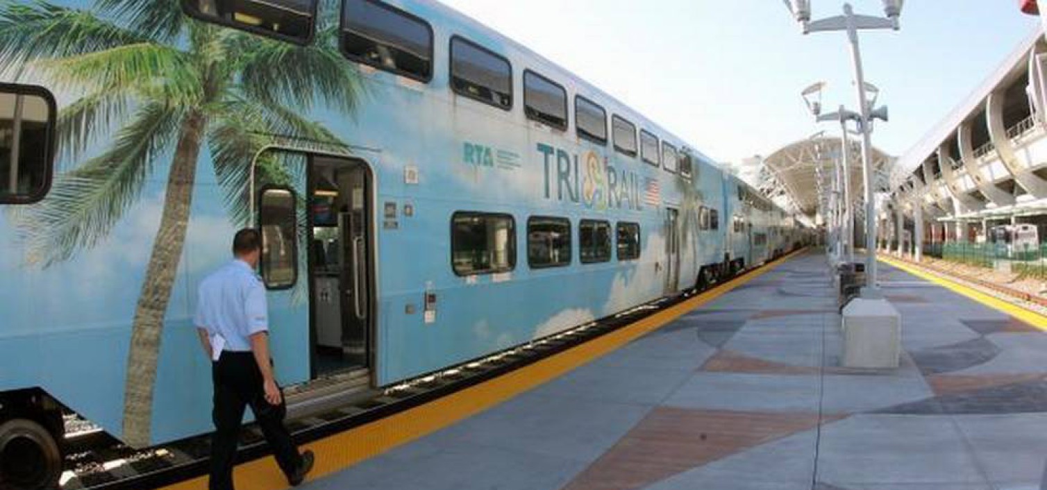El tren Tri-Rail listo para salir del aeropuerto de Miami